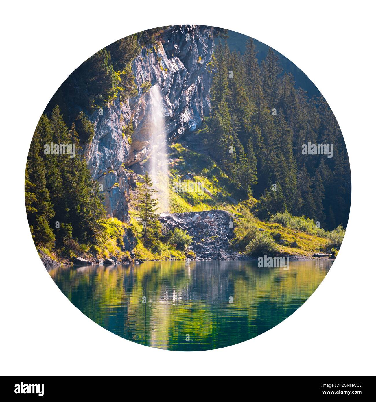 Icona rotonda della natura con paesaggio. Cascata d'acqua pura su un lago unico - Oeschinen/Oeschinensee, Alpi dell'Oberland Bernese, Svizzera, Europa. Fotog Foto Stock