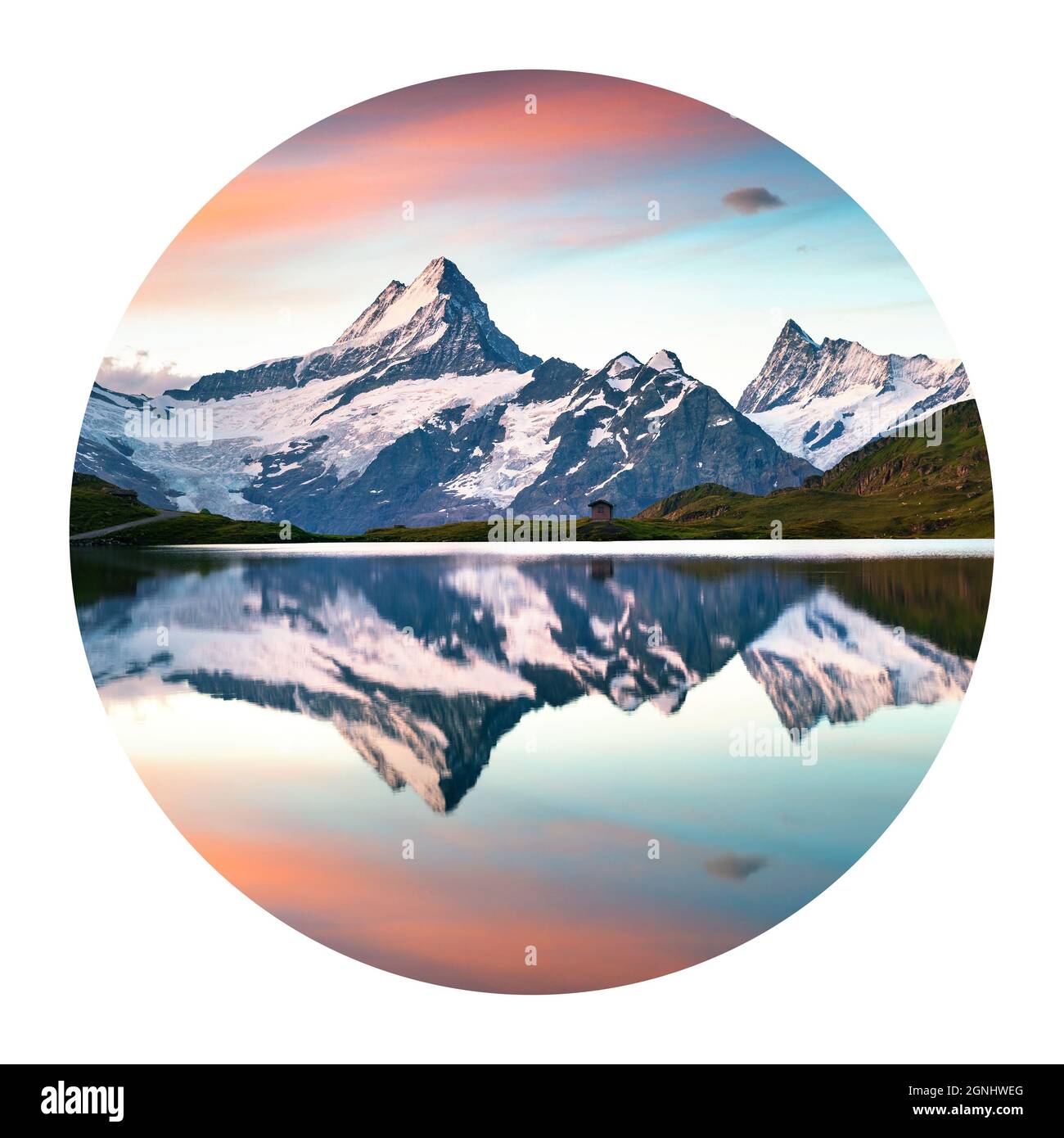 Icona rotonda della natura con paesaggio. Il picco di Wetterhorn si riflette nella superficie dell'acqua del lago di Bachsee. Alba estiva nelle Alpi bernesi dell'Oberland, Grindelwald Foto Stock