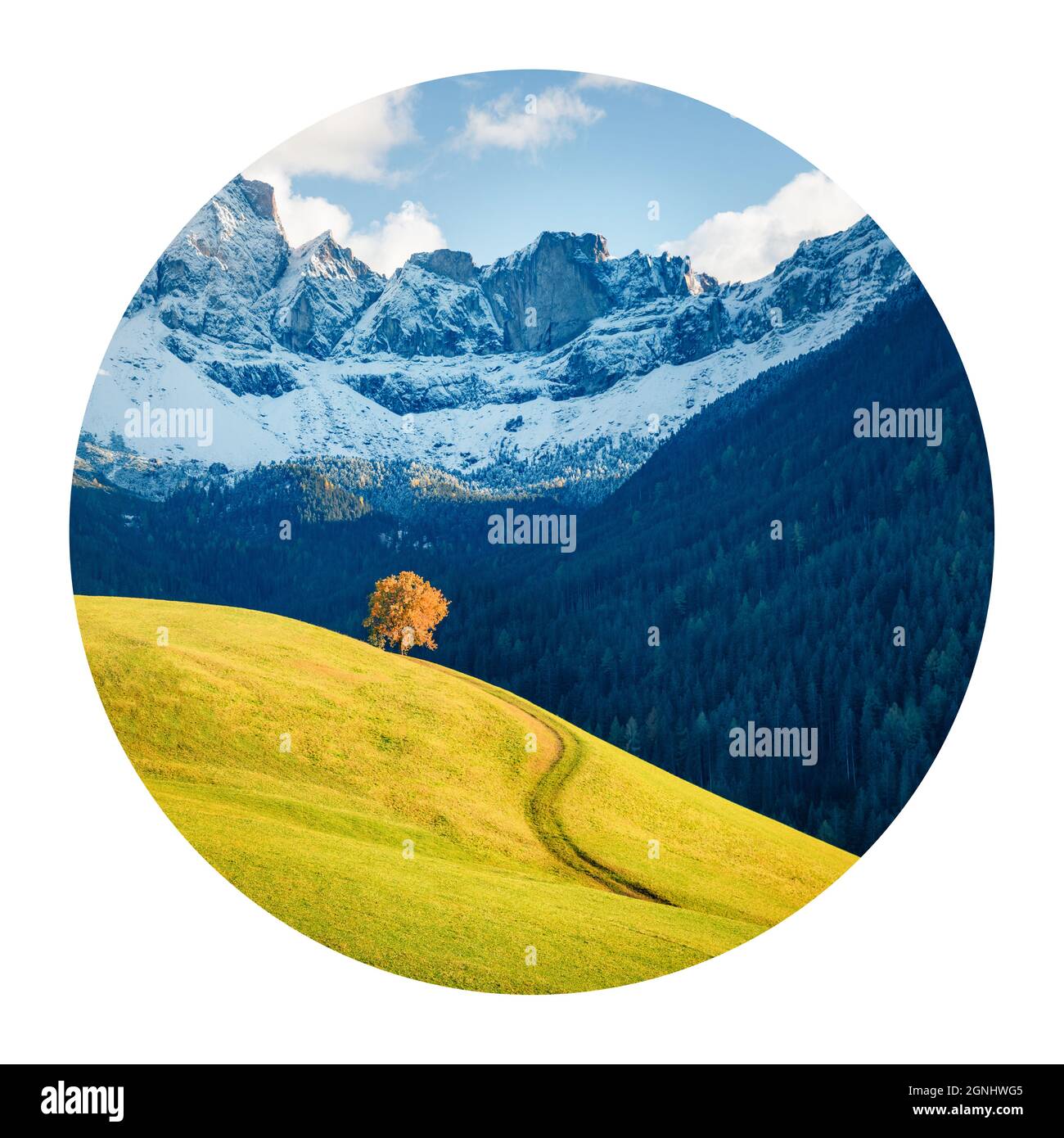 Icona rotonda della natura con paesaggio. Splendida vista sulle colline del villaggio di Santa Magdalena di fronte al gruppo delle Dolomiti di Geisler o Odle, le Alpi dolomitiche, i Foto Stock