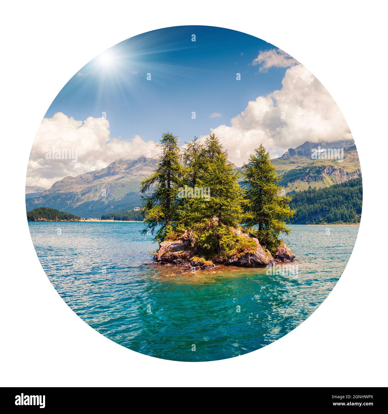 Icona rotonda della natura con paesaggio. Piccola isola sul lago di Sils. Colorata vista mattutina nelle Alpi svizzere, passo Maloja, Svizzera, Europa. Fotografia Foto Stock