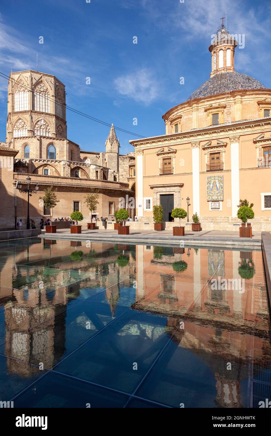 La Plaza de la Virgen si trova sul sito che un tempo era il foro di Valencia romana. Attrazioni turistiche a Valencia Spagna. Una città con una storia molto antica Foto Stock