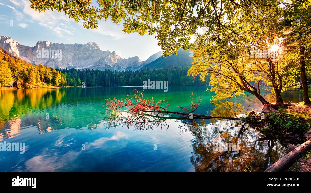 Sul boder con la Slovenia si trovano due fantastici laghi - Fusine superiore e Fusine inferiore. Luminosa scena mattutina delle Alpi Giulie con la vetta del Mangart Foto Stock