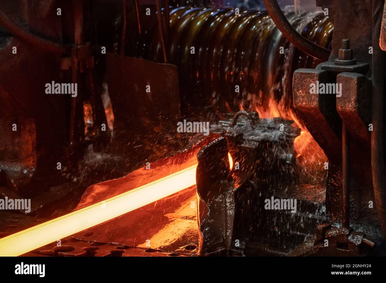 Il processo di laminazione dell'acciaio laminato a caldo in un laminatoio Foto Stock