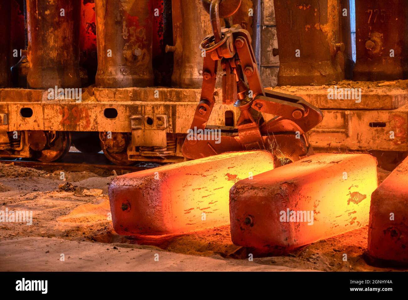 Forgiatura in metallo rosso-caldo, billetta grande e pesante per laminati metallici Foto Stock