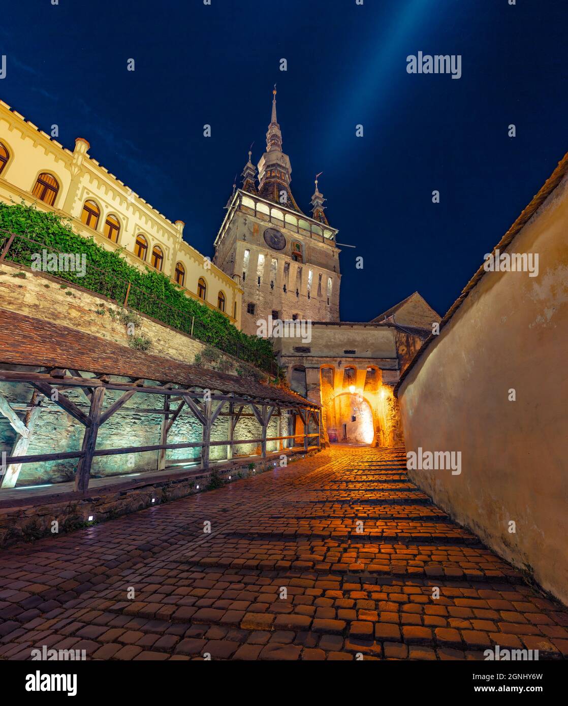 Spettacolare vista serale della famosa città fortificata medievale e della Torre dell'Orologio costruita dai Sassoni. Maestoso paesaggio urbano estivo di Sighisoara, Transilvania, Foto Stock