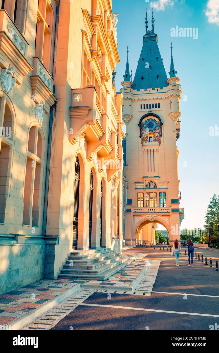 Luminosa vista serale del Palazzo Culturale Iasi. Attraente paesaggio urbano estivo della città di Iasi, capitale della regione di Moldavia, Romania, Europa. Architettura della strada Foto Stock