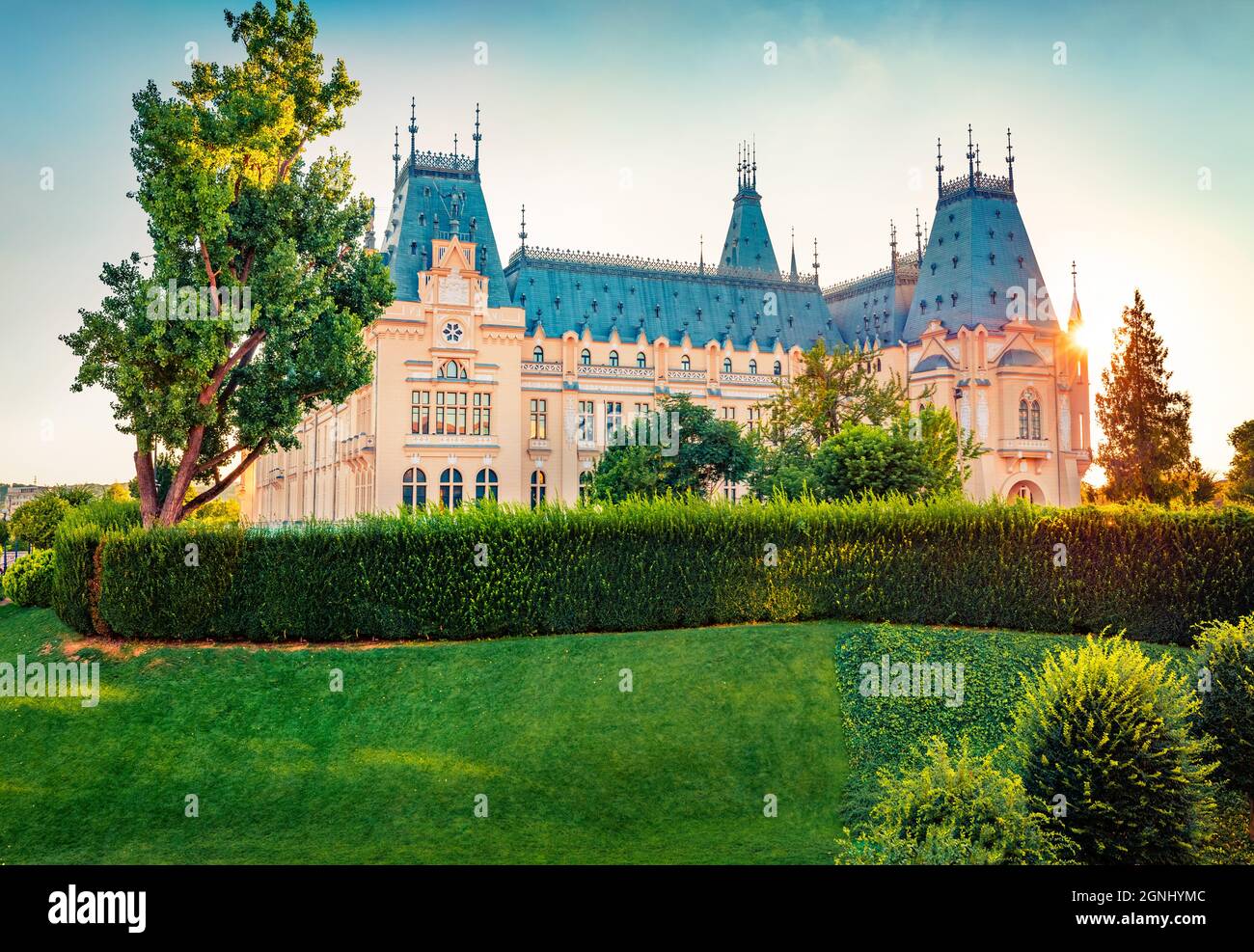 Splendida vista serale del Palazzo Culturale Iasi. Meraviglioso paesaggio urbano estivo della città di Iasi, capitale della regione di Moldavia, Romania, Europa. Architettura tra Foto Stock