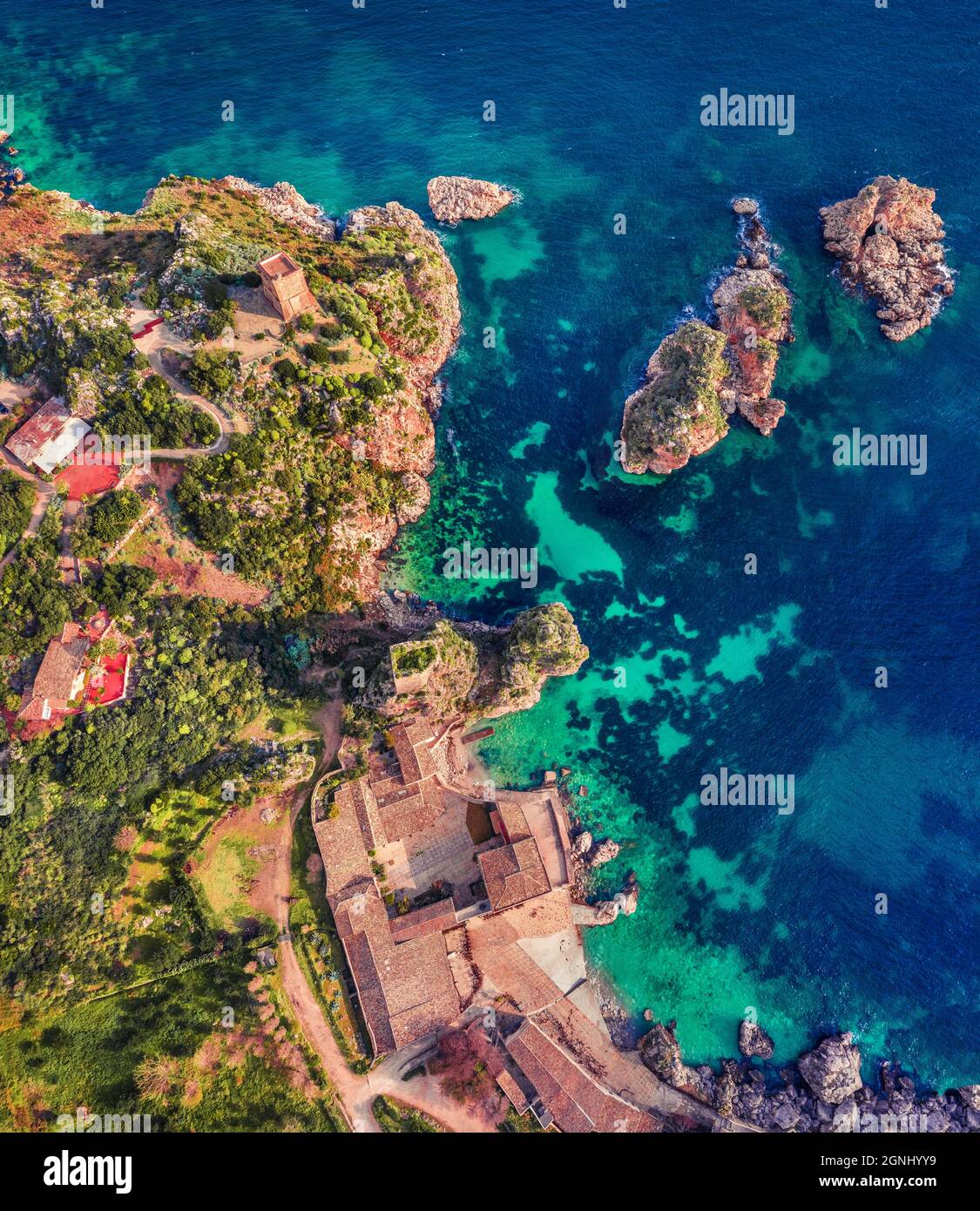 Vista diretta dal drone volante. Impressionante scena primaverile di Tonnara di Scopello. Bellissimo paesaggio di Sicilia, Italia, Europa. Il mare del mattino è meraviglioso Foto Stock