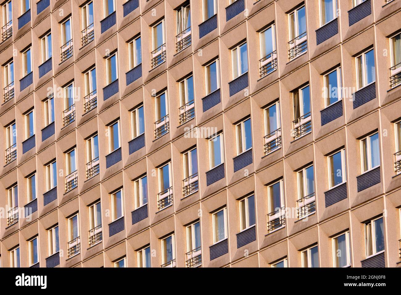 Facciata di un tipico edificio di appartamenti nella parte orientale di Berlino, Germania Foto Stock