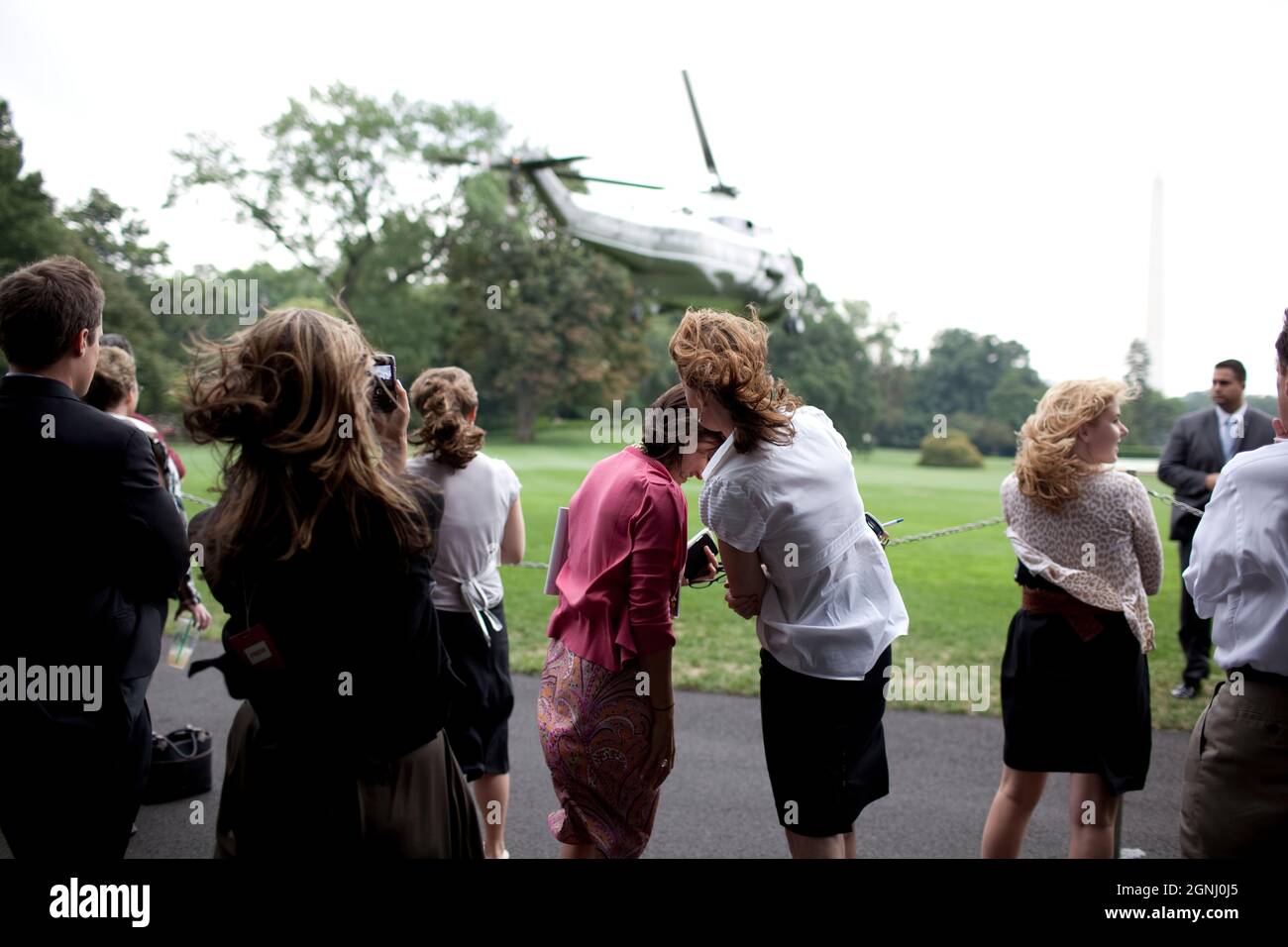 Il Presidente Barack Obama parte in elicottero Marine One per un paio di riunioni del municipio sui cambiamenti al sistema sanitario in North Carolina e Virginia, dalla Casa Bianca a Washington, il 29 luglio 2009. (Foto ufficiale della Casa Bianca di Chuck Kennedy) questa fotografia ufficiale della Casa Bianca è resa disponibile per la pubblicazione da parte delle organizzazioni di notizie e/o per uso personale la stampa dal soggetto(i) della fotografia. La fotografia non può essere manipolata in alcun modo o utilizzata in materiali, pubblicità, prodotti o promozioni che in qualsiasi modo suggeriscano l'approvazione o l'approvazione del Pr Foto Stock