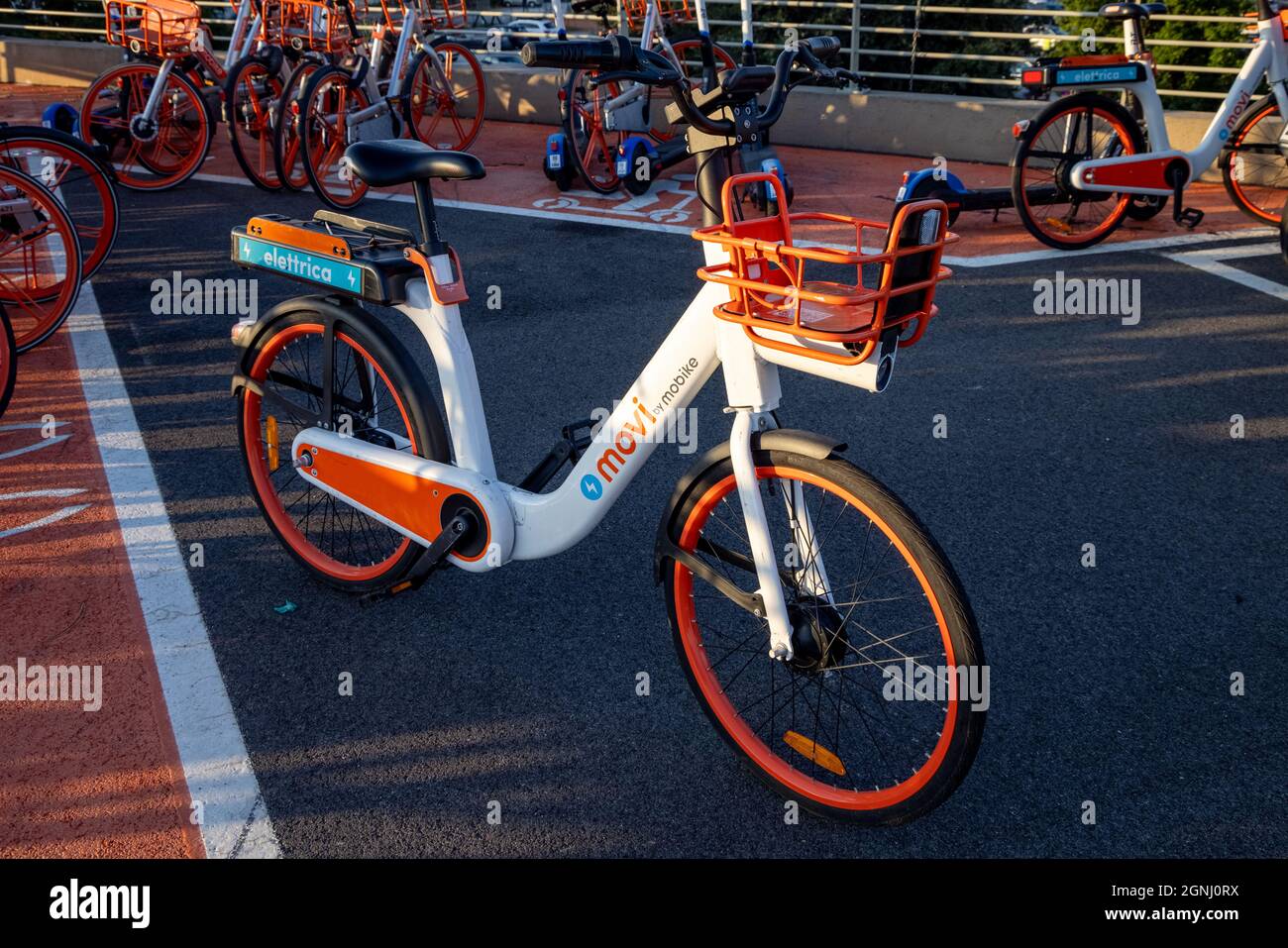 Noleggio bici elettriche e servizio di condivisione in Italia Movi Mobike.  Emissioni zero, trasporto ecologico Foto stock - Alamy