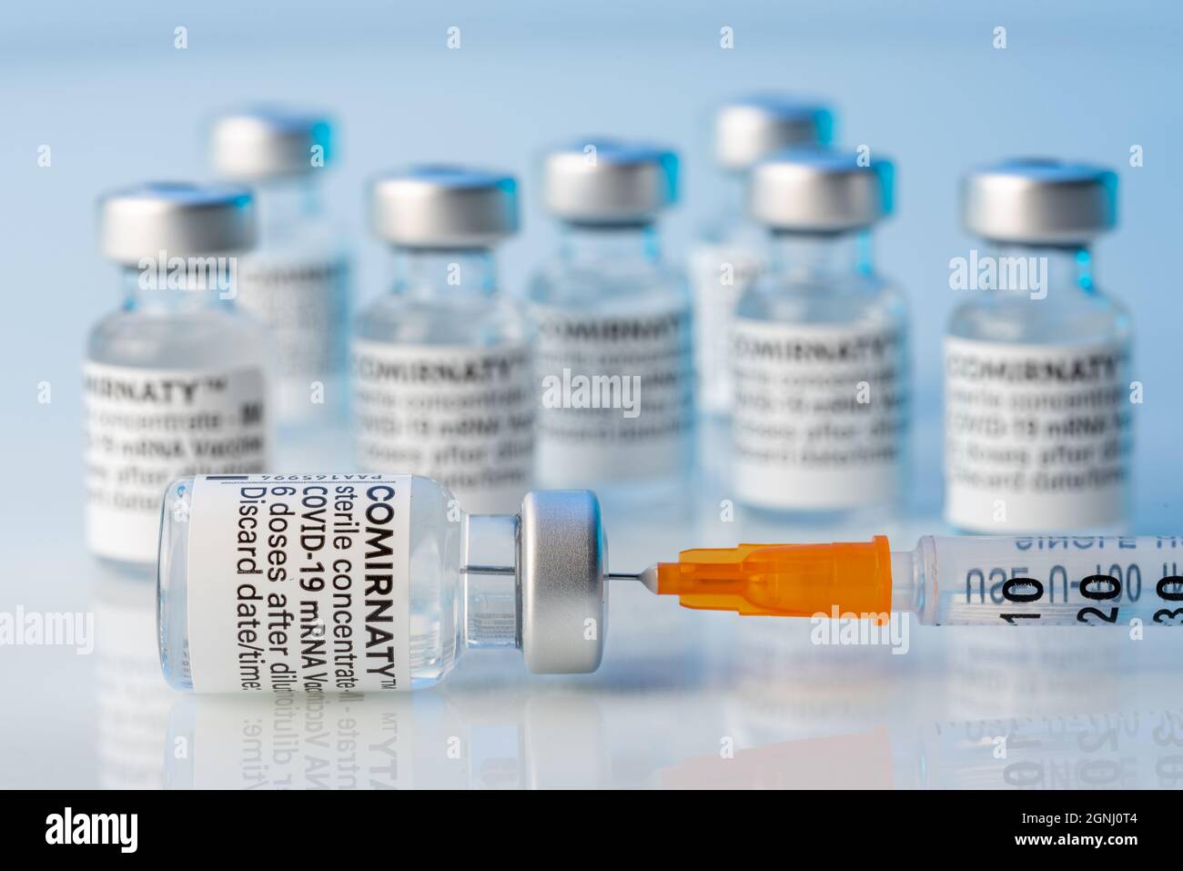TORINO, ITALIA - 24 SETTEMBRE 2021: Vaccino Pfizer-BioNTech COVID-19 flaconcini di Comirnaty, flaconcini di vaccino originali con siringa in focus selettivo sulla sfocatura Foto Stock