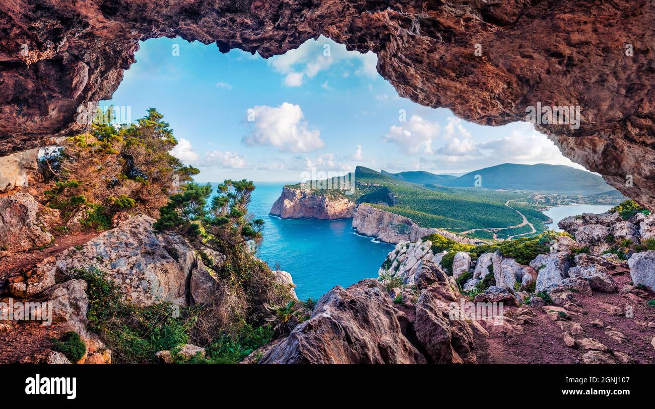 Incredibile vista estiva del capo Caccia dalla piccola grotta della scogliera. Meravigliosa scena mattutina dell'isola della Sardegna, dell'Italia, dell'Europa. Medico aereo Foto Stock