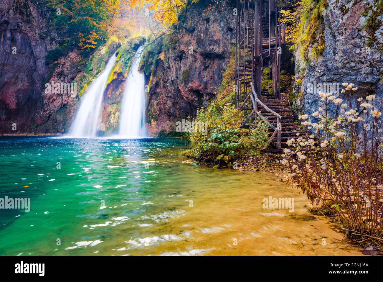 L'acqua di Speakling scende nella cascata del Parco Nazionale di Plitvice. Splendida scena autunnale della Croazia, Europa. Luoghi abbandonati della serie dei laghi di Plitvice Foto Stock