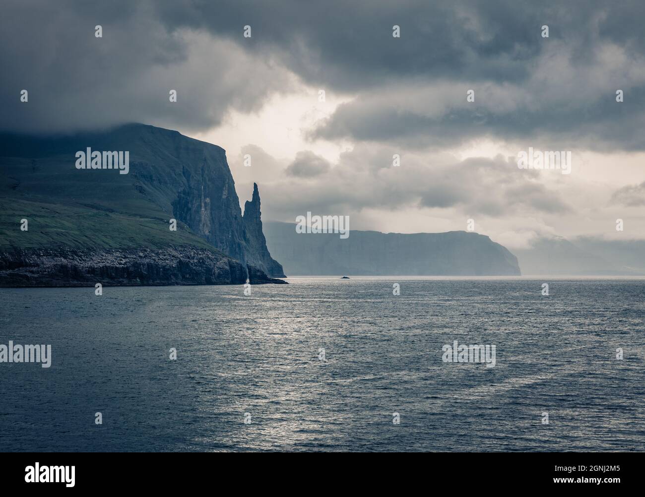 Splendido paesaggio faroese con le scogliere di Trollkonufingen sull'isola di Vagar. Drammatica scena estiva della periferia del villaggio di Sandavagur, Isole Faroe, Kingd Foto Stock