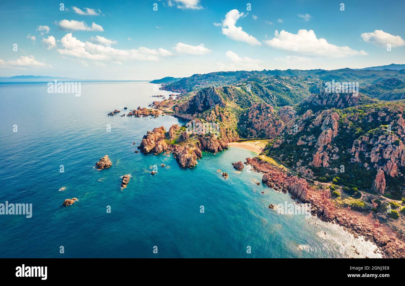 Vista dal drone volante. Vista aerea mattutina della spiaggia di li Cossi. Splendida scena estiva di Costa Paradiso, Sardegna, Italia, Europa. Mi attraenti Foto Stock