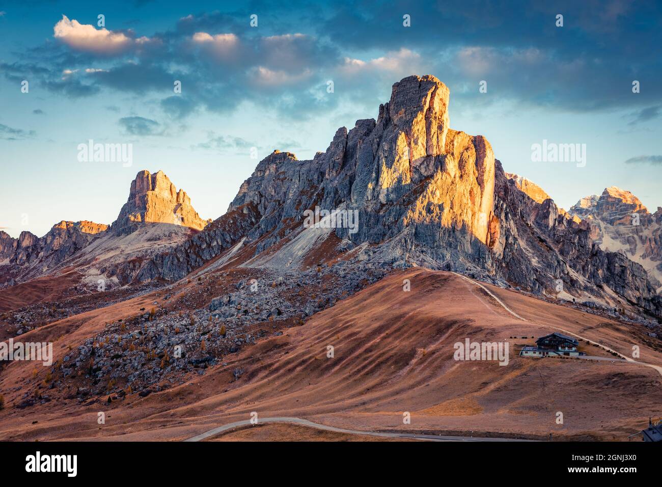 Splendida vista mattutina dalla cima del passo di Giau con la famosa Ra Gusela, le vette di Nuvolau sullo sfondo. Affascinante scena autunnale delle Alpi dolomitiche, Cortin Foto Stock