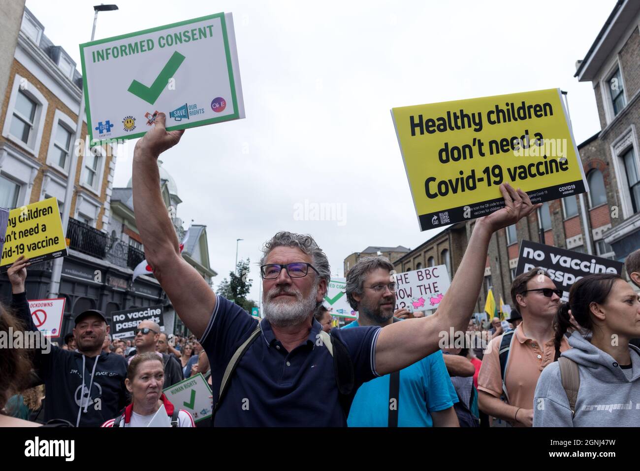 Londra, Regno Unito. 25 Settembre 2021. Un protessore ha visto tenere cartelli che dicono "consenso informato" e "i bambini sani non hanno bisogno di un vaccino Covid-19" durante la dimostrazione. La protesta anti-vaccino, guidata da StandupX, si è svolta da hyde Park Corner e si è conclusa a Clapham Common. I manifestanti si sono riuniti per protestare contro i passaporti dei vaccini, per difendere la libertà medica e per proteggere i bambini. (Foto di Belinda Jiao/SOPA Images/Sipa USA) Credit: Sipa USA/Alamy Live News Foto Stock