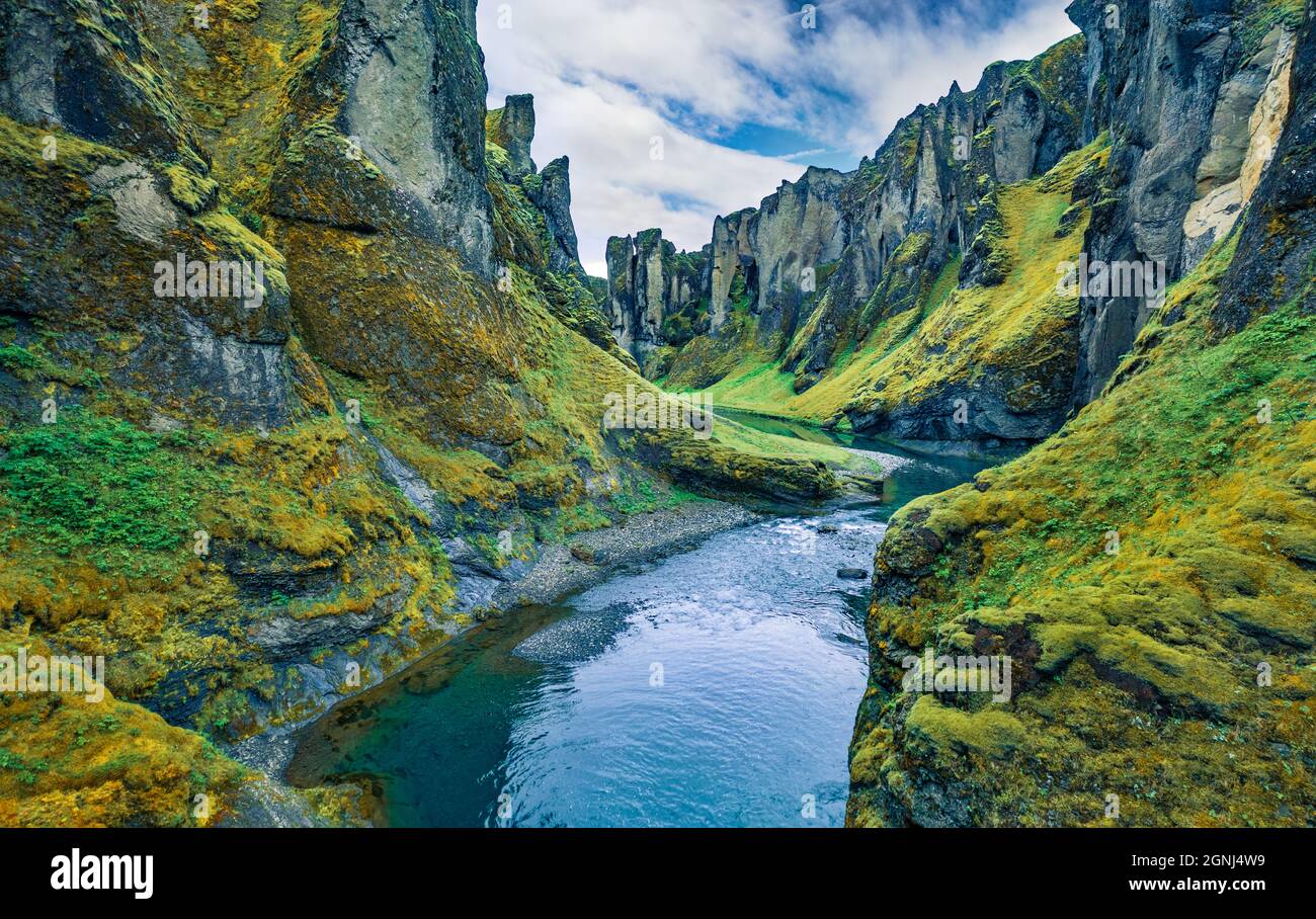 Vista dal drone volante del canyon e del fiume Fjadrargljufur. Verde fresco scena del sud-est Islanda, Europa. Bellezza della natura concetto sfondo. Foto Stock