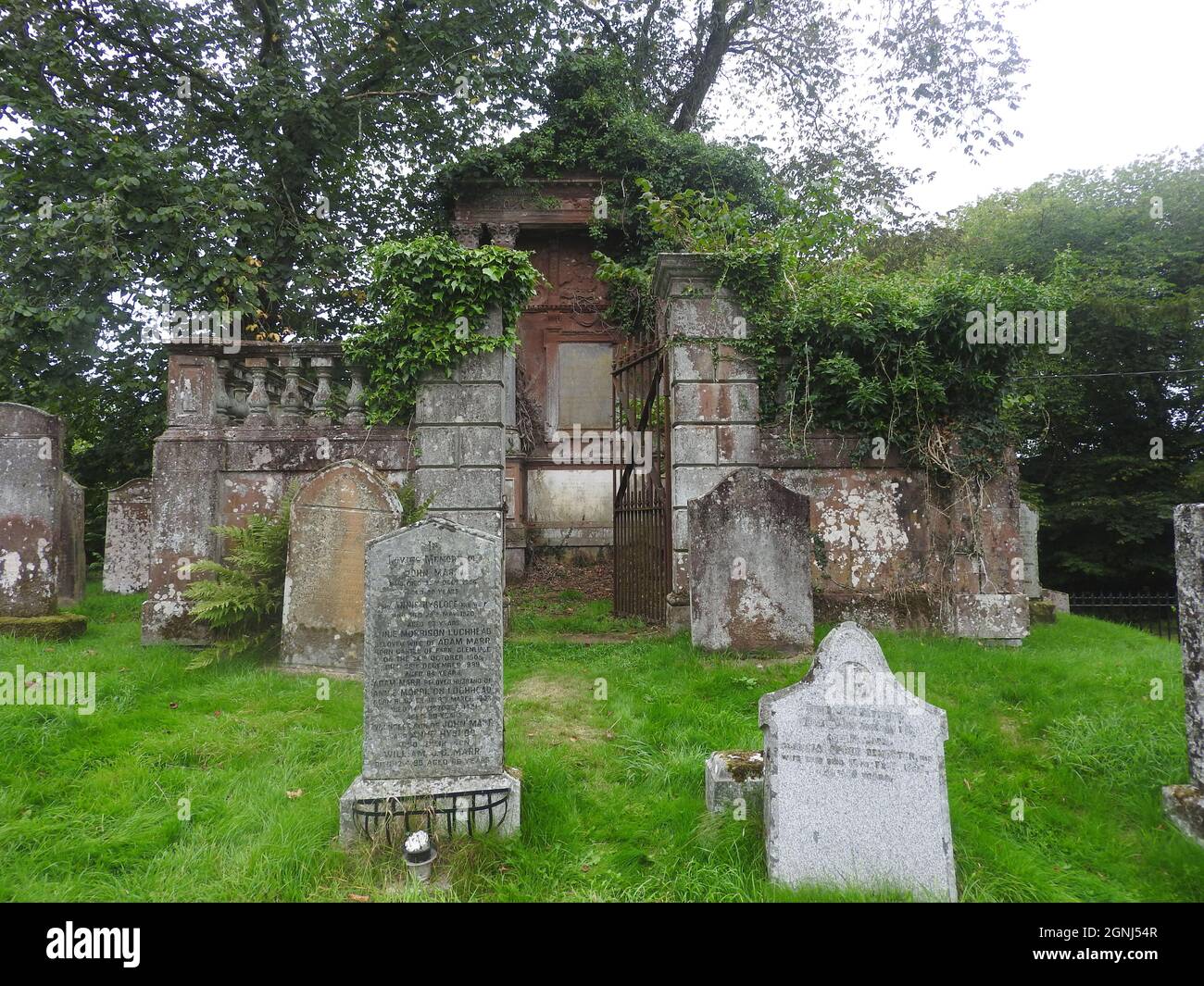 Volta di Patrick Heron & famiglia nel terreno di Monigaff (Minnigaff) chiesa o Kirk , vicino Newton Stewart, Dumfries e Galloway. La 'nuova' chiesa è una chiesa di B listed costruita nel 1836 su un disegno gotico di Revival da William Burn. All'interno dello stesso terreno si trovano i resti della vecchia chiesa con relative sepolture segnate con antiche lapidi. E 'costruito sul sito di un vecchio castello motte e bailey Foto Stock