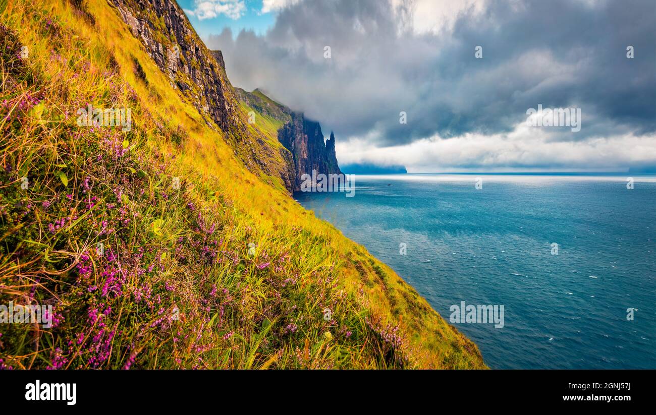 Affascinante paesaggio faroese con scogliere di Trollkonufingen sull'isola di Vagar. Splendida vista estiva della periferia del villaggio di Sandavagur, Isole Faroe, Den Foto Stock
