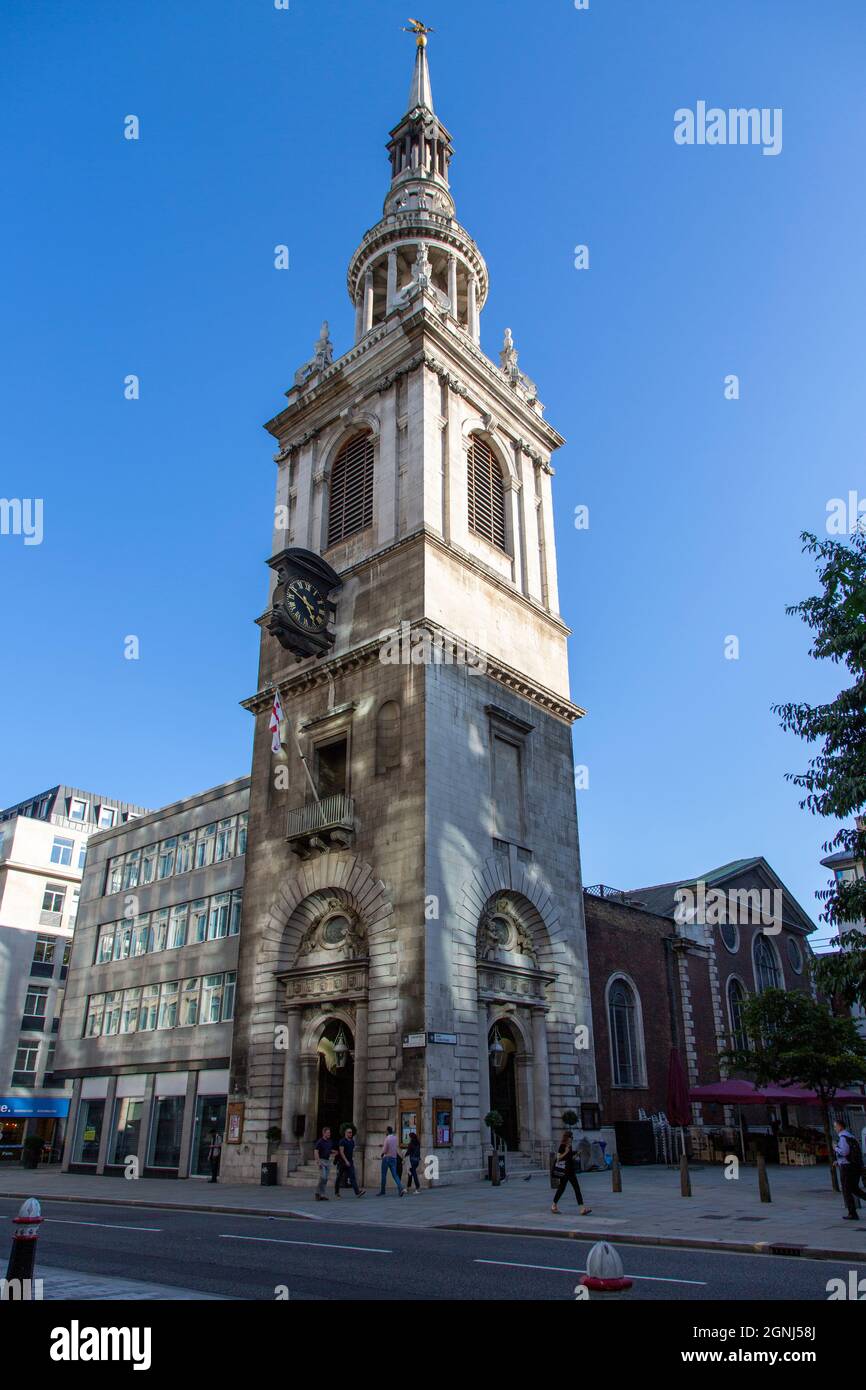 St Mary le Bow Church, il cui campanile è conosciuto come Bow Bells, Cheapside, City of London, UK Foto Stock