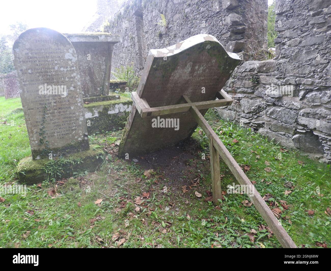 Salvare una lapide da cadere nel terreno di Monigaff (Minnigaff) chiesa o Kirk , vicino Newton Stewart, Dumfries e Galloway. La 'nuova' chiesa è una chiesa di B listed costruita nel 1836 su un disegno gotico di Revival da William Burn. All'interno dello stesso terreno si trovano i resti della vecchia chiesa con relative sepolture segnate con antiche lapidi. E 'costruito sul sito di un vecchio castello motte e bailey Foto Stock