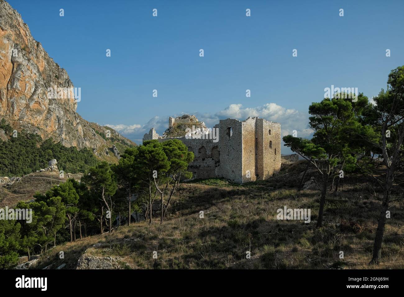 Castello di montagna in Sicilia rovine del centro storico fortificato di Terravecchia a Caltavuturo (Palermo) Foto Stock