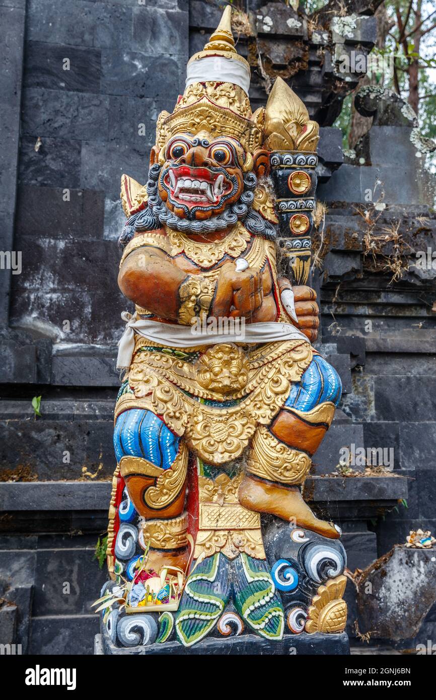 Statue Guardiane al tempio indù balinese pura Segara Ulun Danu Batur sul lago Batur (Danau Batur) a Kintamani, Bangli, Bali, Indonesia. Foto Stock