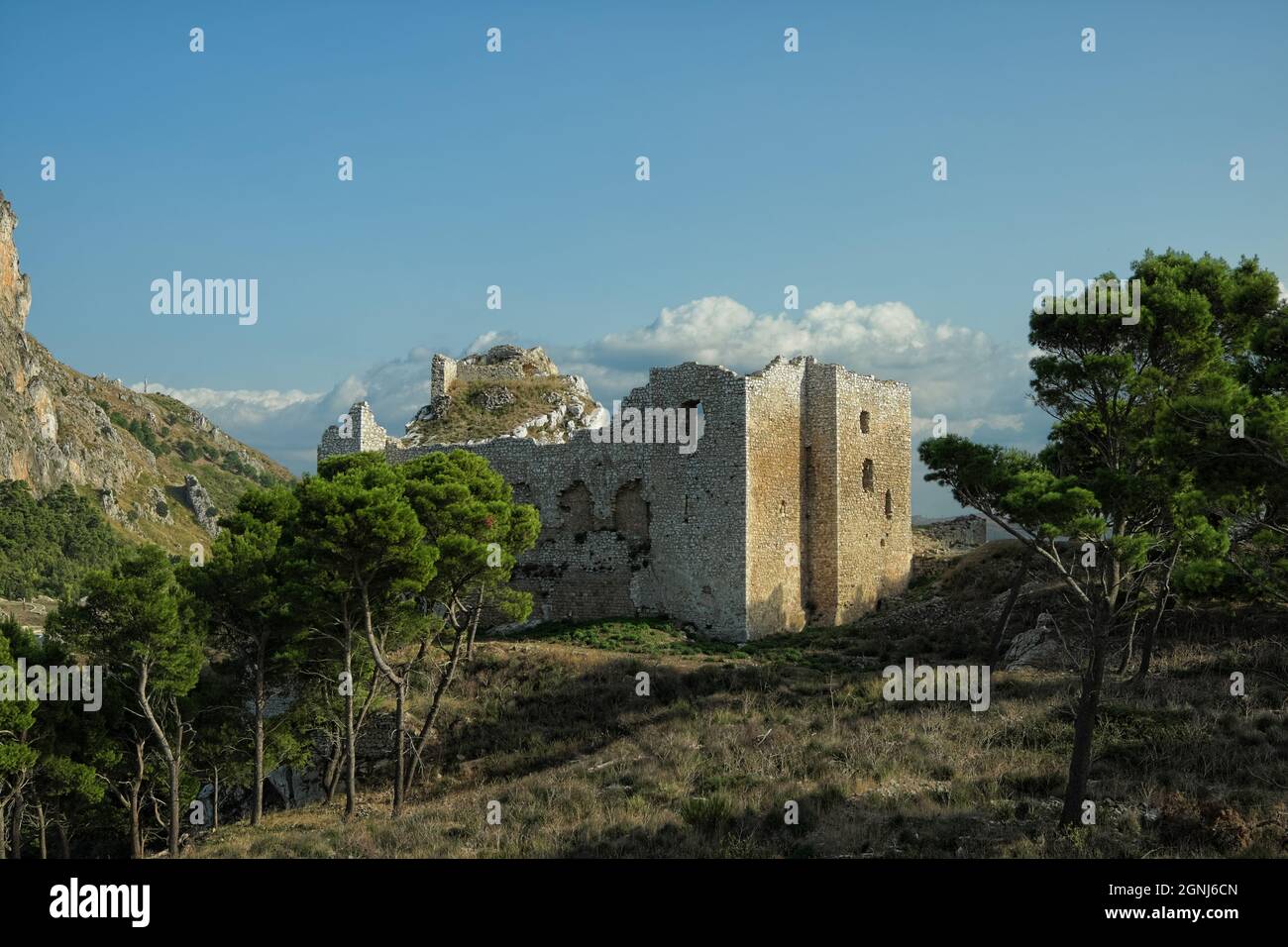 Castello di montagna in Sicilia rovine del centro storico fortificato di Terravecchia a Caltavuturo (Palermo) Foto Stock