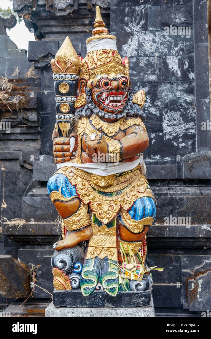 Statue Guardiane al tempio indù balinese pura Segara Ulun Danu Batur sul lago Batur (Danau Batur) a Kintamani, Bangli, Bali, Indonesia. Foto Stock
