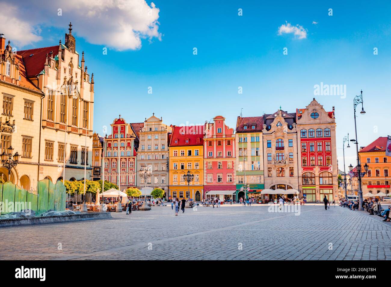 Il paesaggio urbano di Wroclaw, capitale storica della Slesia, con belle case antiche, Polonia, Europa. Splendida vista estiva del Market Squar Foto Stock