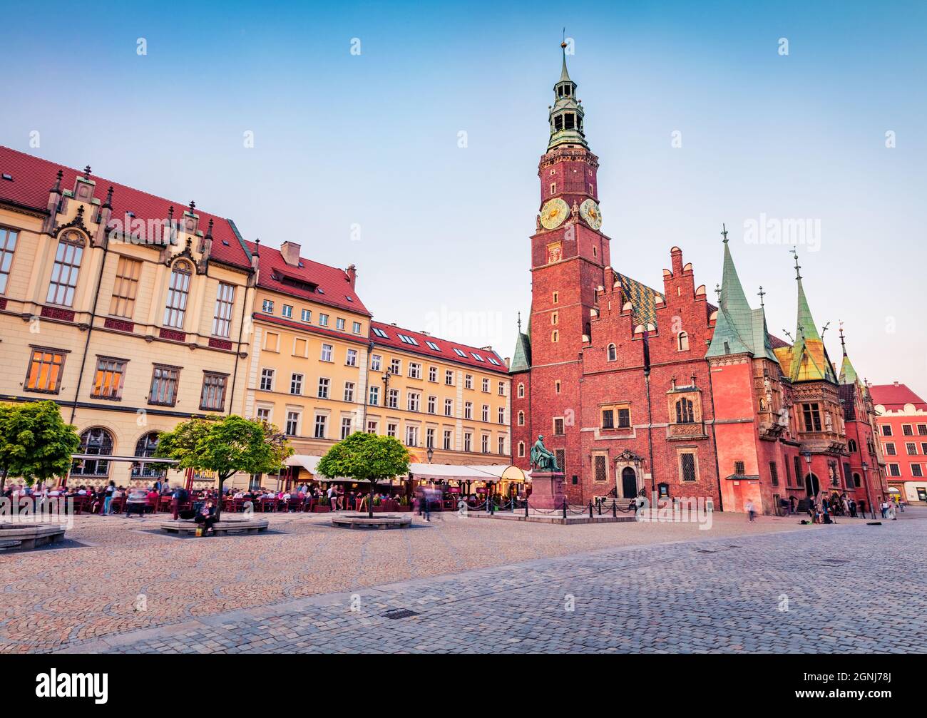 Incredibile paesaggio urbano serale di Wroclaw, Piazza del mercato con Municipio. Splendida scena estiva della capitale storica della Slesia, Polonia, Europa. In viaggio Foto Stock