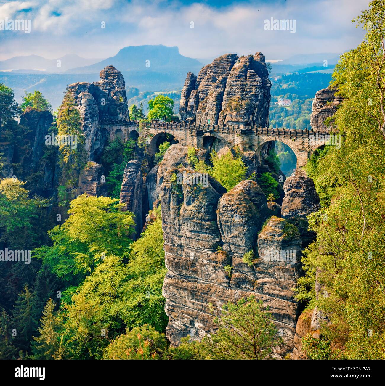 Favolosa scena mattutina di roccia arenaria nel Parco Nazionale della Svizzera Sassonia con ponte di Bastei sullo sfondo. Splendida vista estiva della Germania, Sassonia Foto Stock
