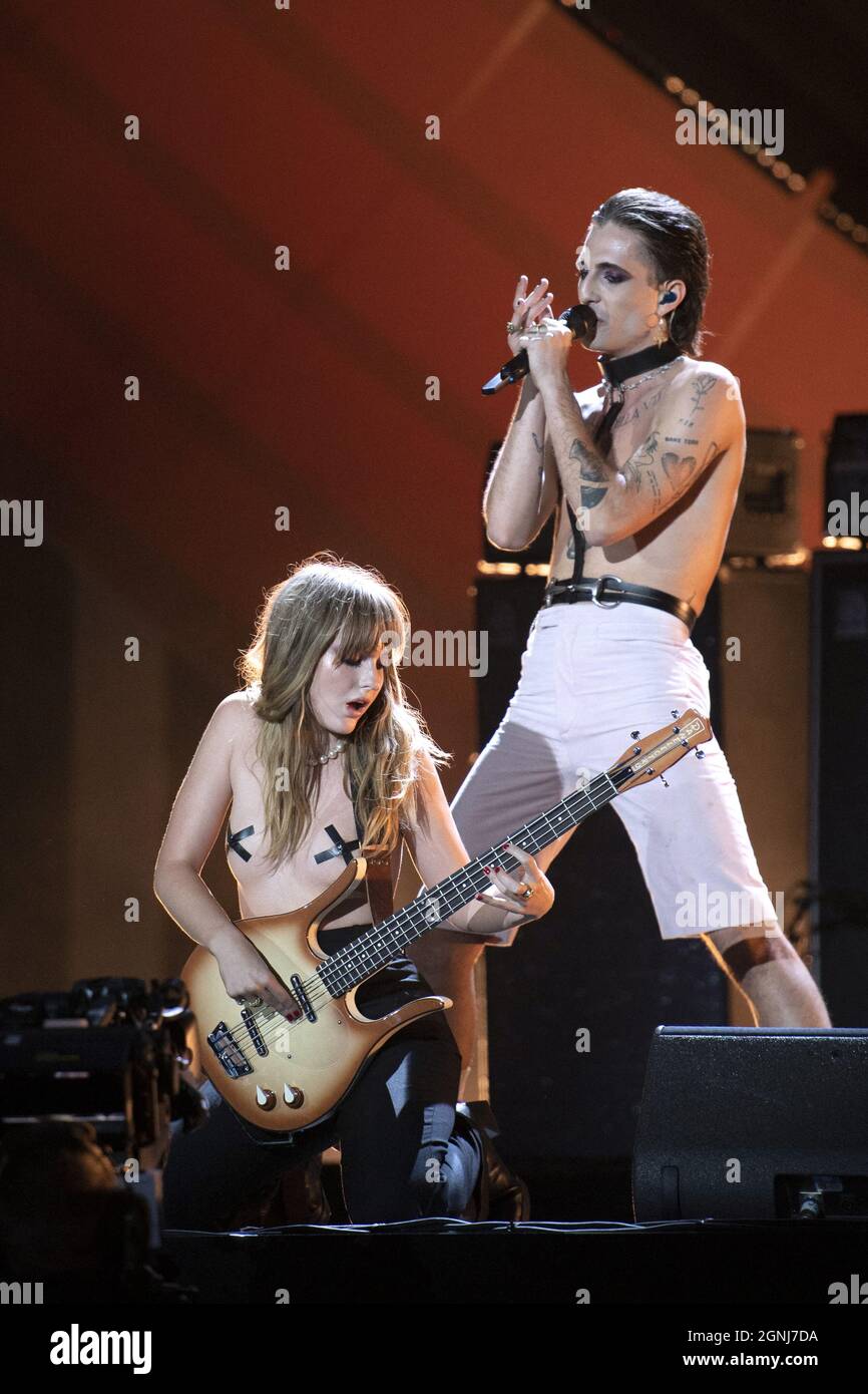 Victoria De Angelis e David Damiano del Maneskin si esibiscono sul palco durante il Global Citizen Live a Parigi, Francia, il 25 settembre 2021. Foto di Aurore Marechal/ABACAPRESS.COM Foto Stock