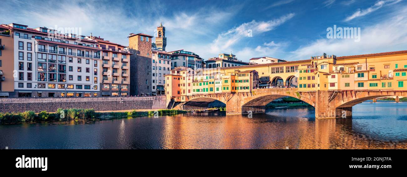 Vista panoramica estiva del ponte medievale ad arco di origine romana - Ponte Vecchio sul fiume Arno. Favoloso paesaggio urbano mattutino di Firenze, Italia, EUR Foto Stock
