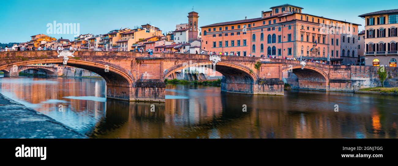 Ponte medievale ad arco di origine romana - Ponte Santa Trinita sul fiume Arno. Panorama urbano estivo di Firenze, Italia, Europa. Travelin Foto Stock