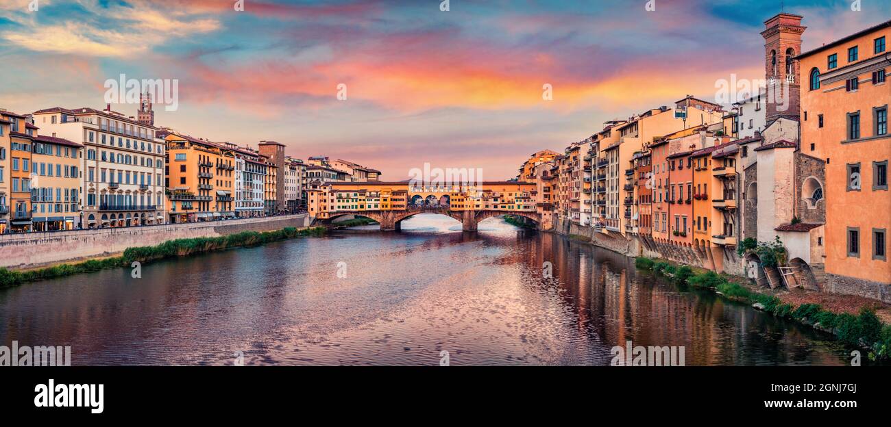 Splendida vista serale del ponte medievale ad arco di origine romana - Ponte Vecchio sul fiume Arno. Fantastico paesaggio urbano estivo di Firenze, Ital Foto Stock