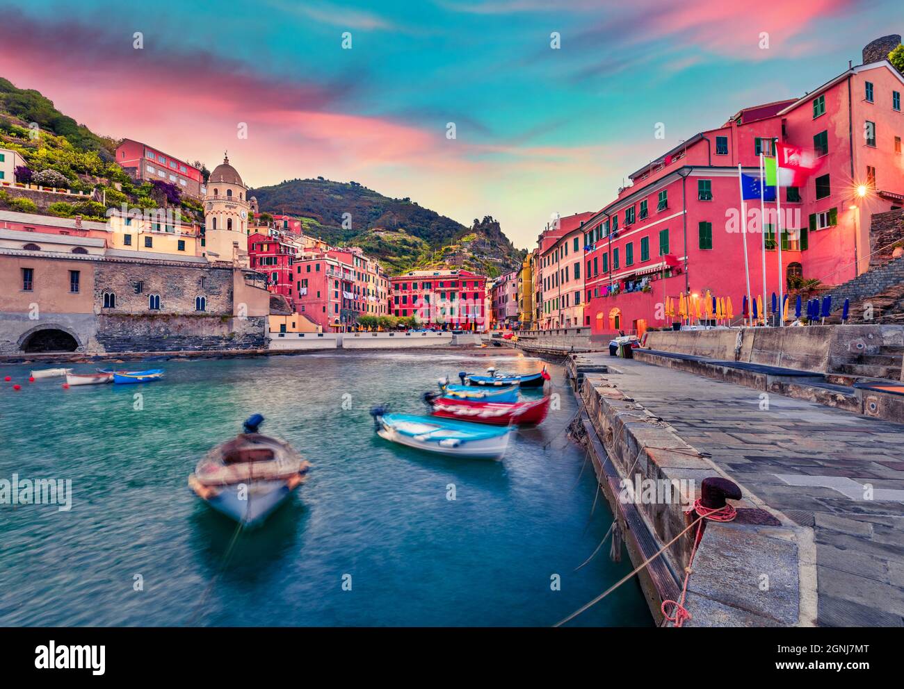 Pittoresco paesaggio urbano mattutino del porto di Vernazza, regione delle cinque Terre. Attraente alba estiva in Liguria, Italia, Europa. Favoloso mare di Mediter Foto Stock