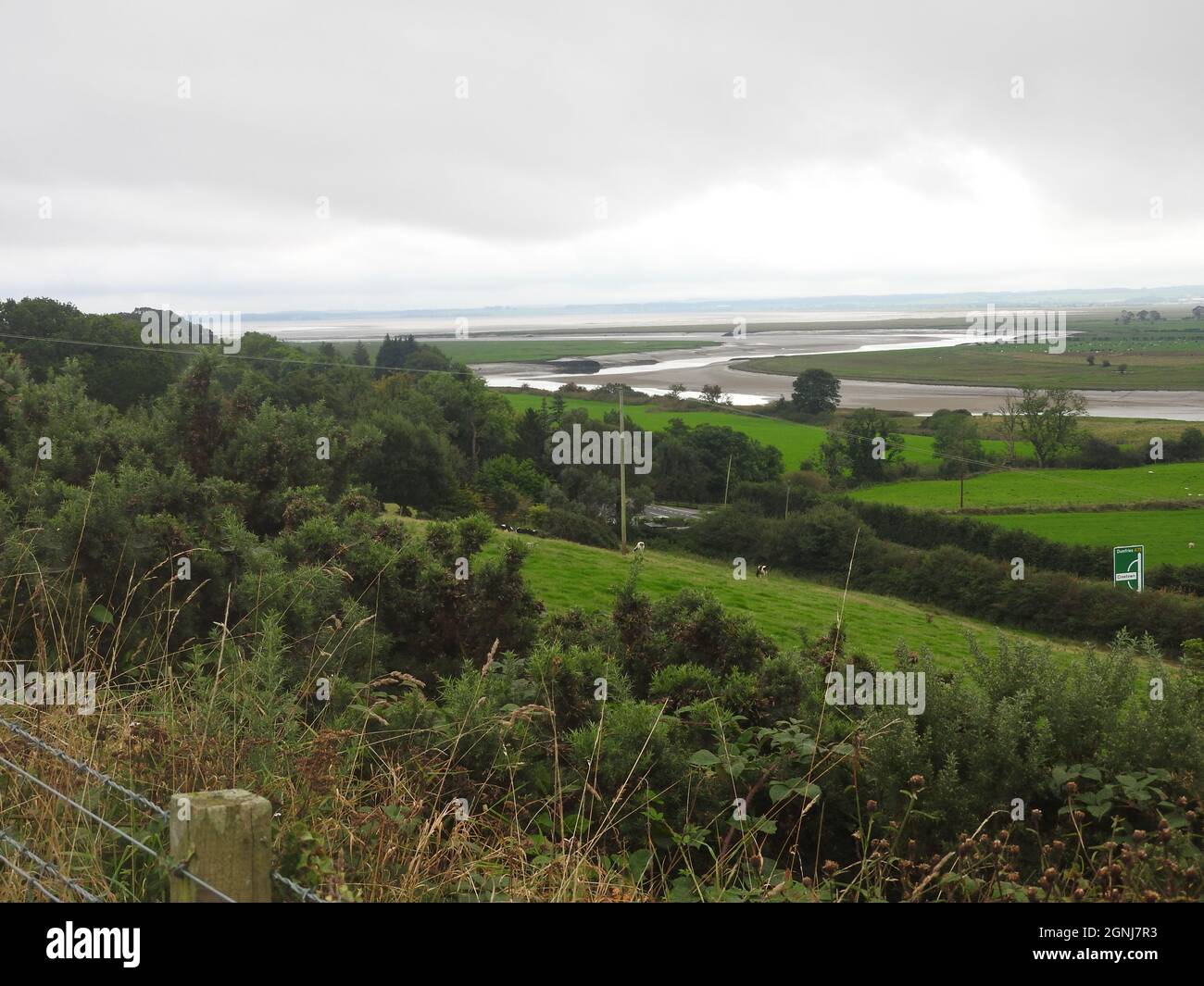 Una vista dell'estuario del fiume Cree dove entra in Solway Firth e il Mare d'Irlanda, Scotland National Cycle Route 7 Palnure alla sezione Creetown, Dumfries e Galloway che segue la vecchia pista ferroviaria asfaltata Foto Stock