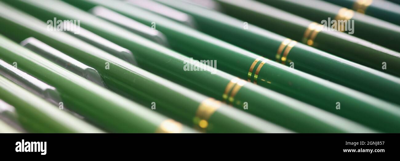 Set di matite di legno verde in diverse sfumature closeup Foto Stock