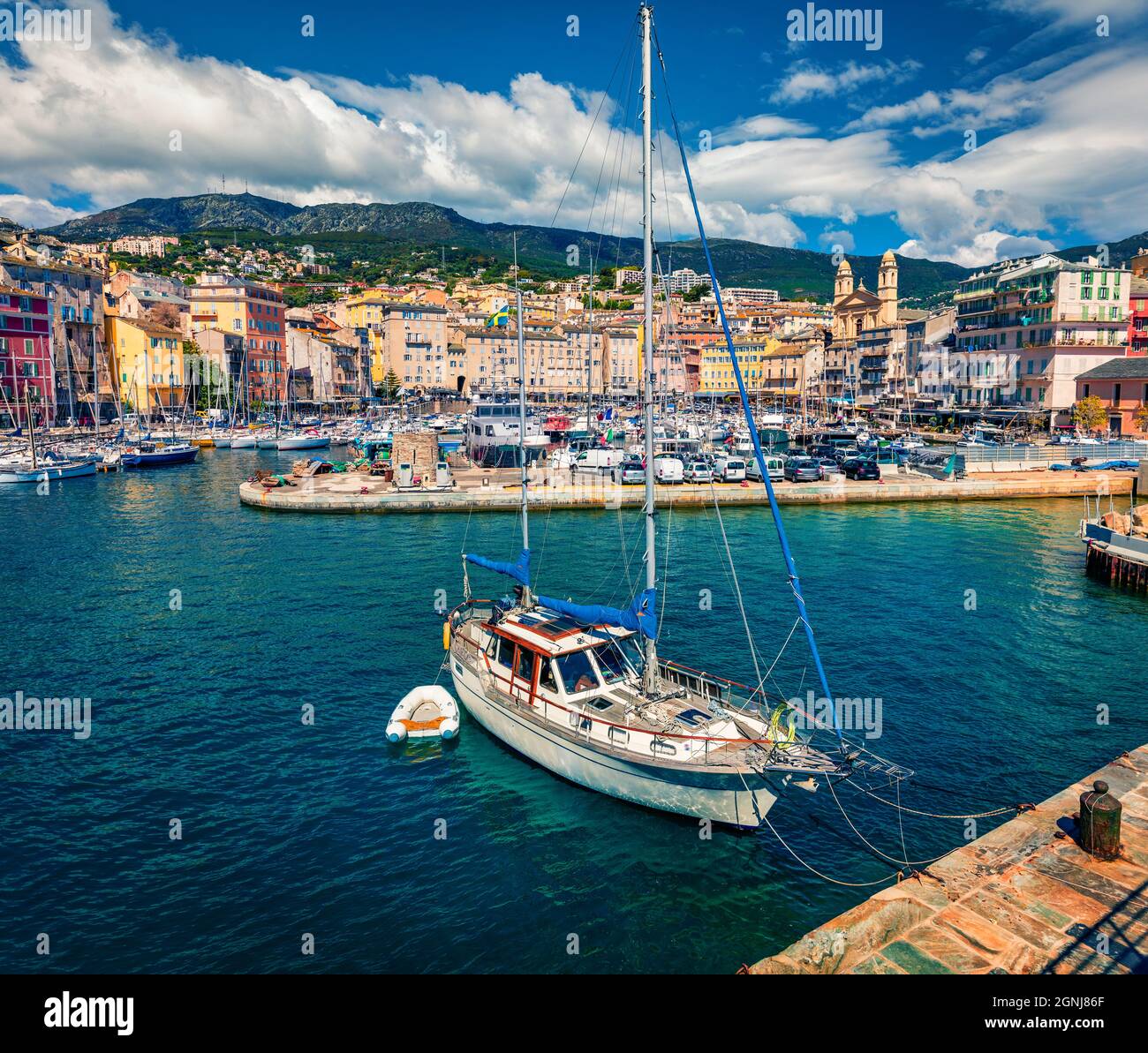 Fantastico paesaggio urbano estivo del porto di Bastia. Meravigliosa vista mattutina dell'isola di Corsica, Francia, Europa. Meraviglioso mare mediterraneo con yacht e m Foto Stock