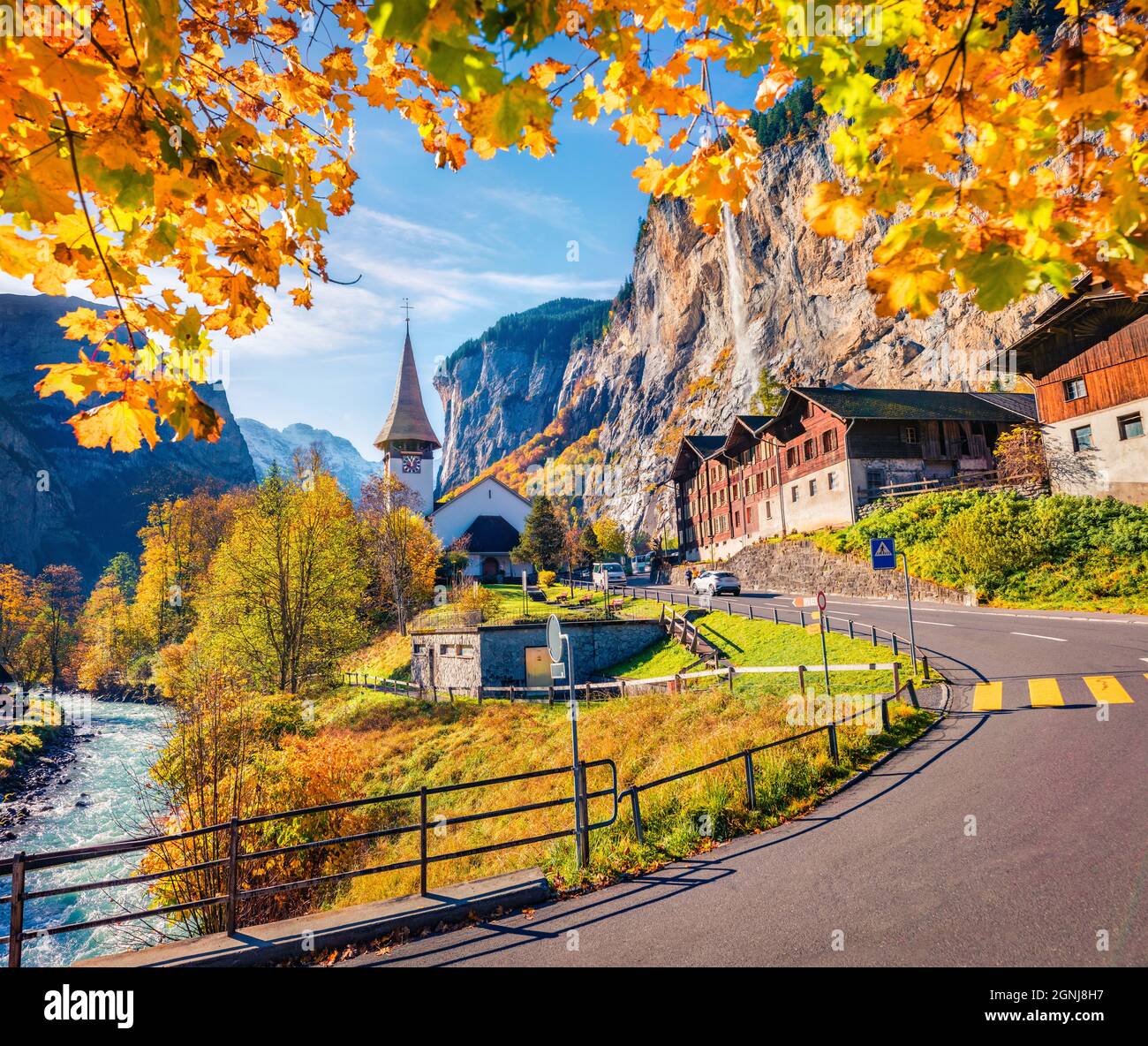 Colorata scena mattutina del villaggio di Lauterbrunnen. Brillante vista autunnale delle Alpi svizzere, Oberland Bernese nel cantone di Berna, Svizzera, Europa. Bellezza Foto Stock