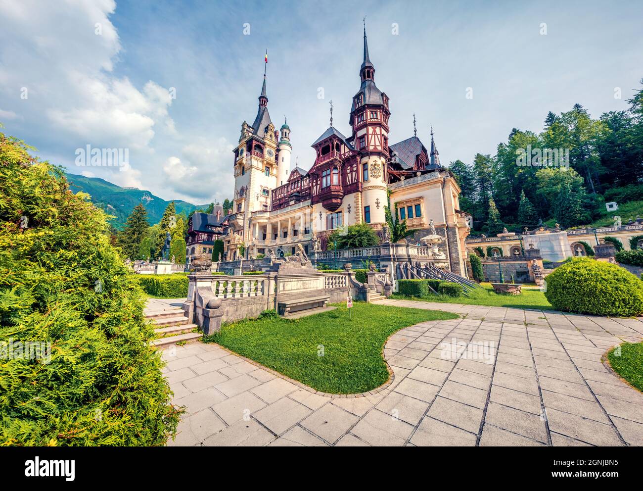 ROMANIA / SINAIA, 07 luglio 2018: Luminosa vista mattutina della popolare deastinazione turistica - Castello di Pelisor, parte del complesso come castello di Peles. Da non stordimento Foto Stock