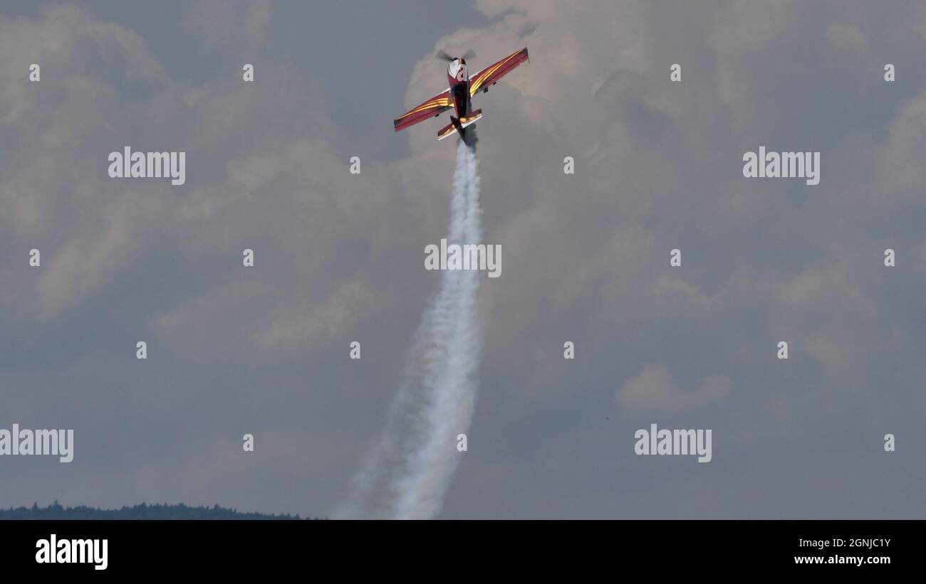 Maribor Airshow Slovenia AGOSTO, 15, 2021 Aerobatic aereo salire verticalmente. MX Aircraft MXS di Veres Zoltan Foto Stock
