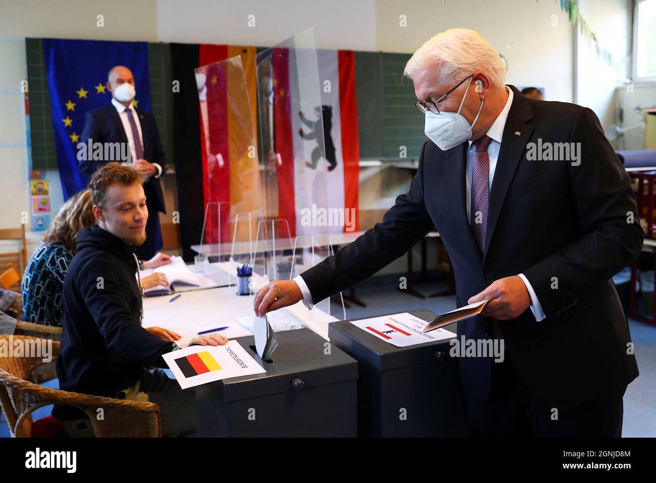 26 settembre 2021, Berlín: Il presidente tedesco Frank-Walter Steinmeier lancia il suo voto alle elezioni del Bundestag tedesco alla Erich Kästner School di Berlino. Foto: Kai Pfaffenbach/Reuters/Pool/dpa Foto Stock