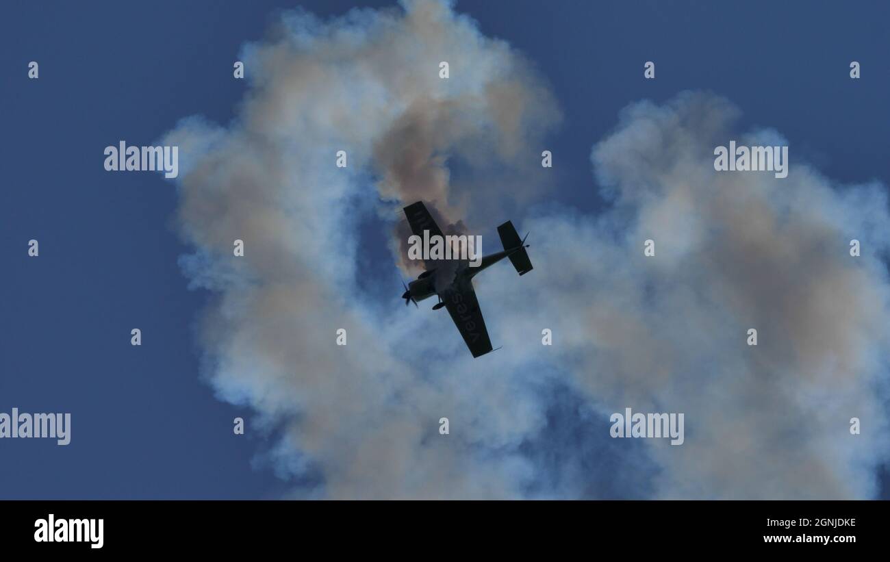 Maribor Airshow Slovenia AGOSTO, 15, 2021 silhouette nera di un aereo aerobatico durante una manovra estrema vista dal basso. MX Aircraft MXS di Veres Zoltan Foto Stock