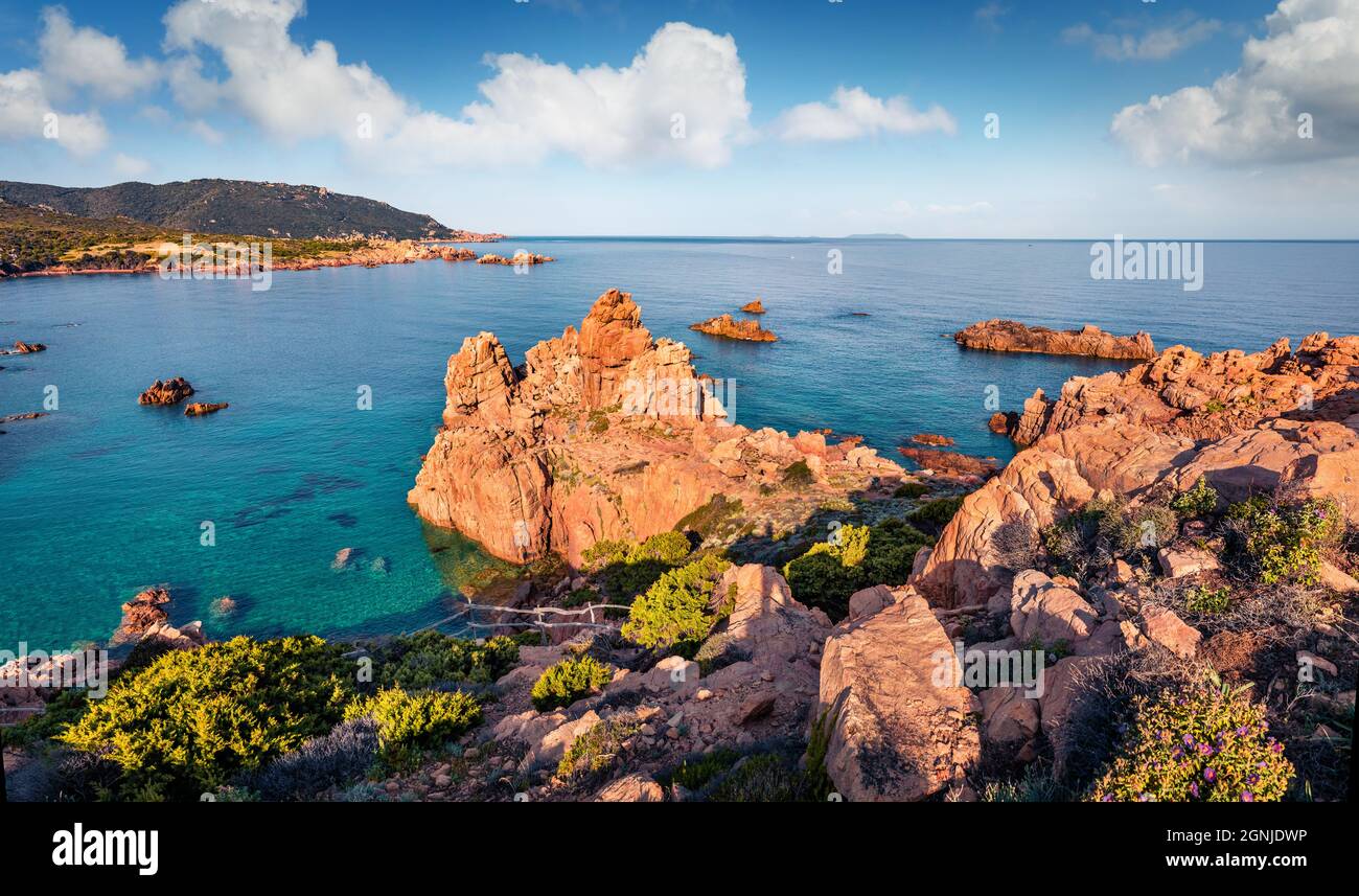 Vista aerea mattutina della spiaggia di li Cossi. Fantastica scena primaverile di Costa Paradiso, Sardegna, Italia, Europa. Scenico paesaggio marino mediterraneo. Bellezza Foto Stock