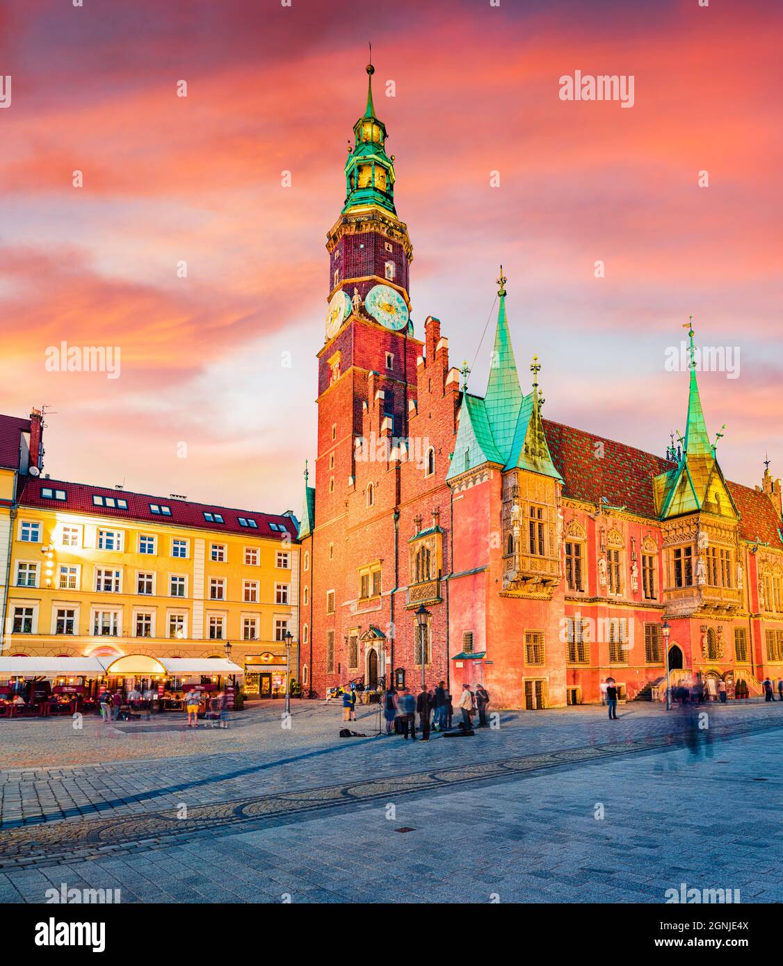 Superbo paesaggio urbano serale di Wroclaw, Piazza del mercato con Municipio. Magnifica scena estiva della capitale storica della Slesia, Polonia, Europa. Travelin Foto Stock