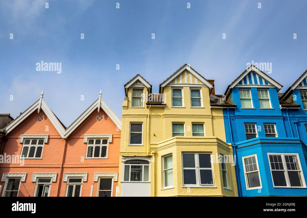 Le colorate case vittoriane sul lungomare di Aldeburgh a Suffolk, Inghilterra Foto Stock